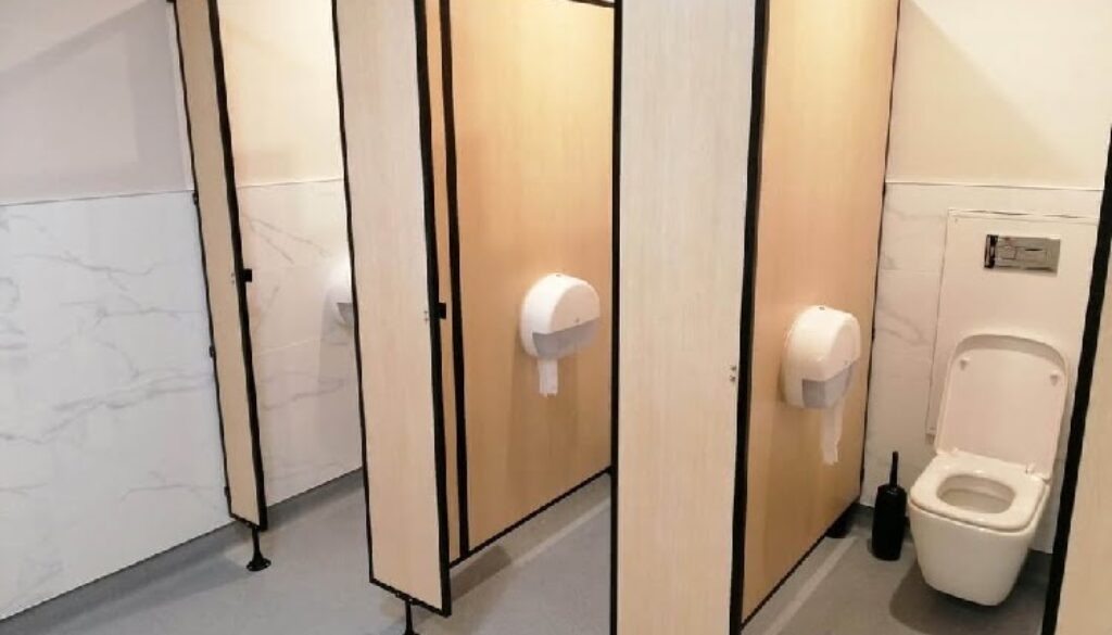 toilet kubical